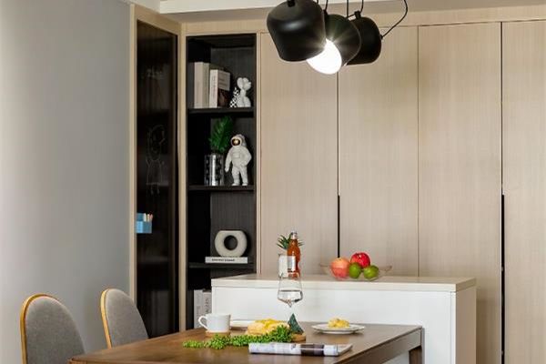 隐形门这样设计，把卧室都藏起来了！